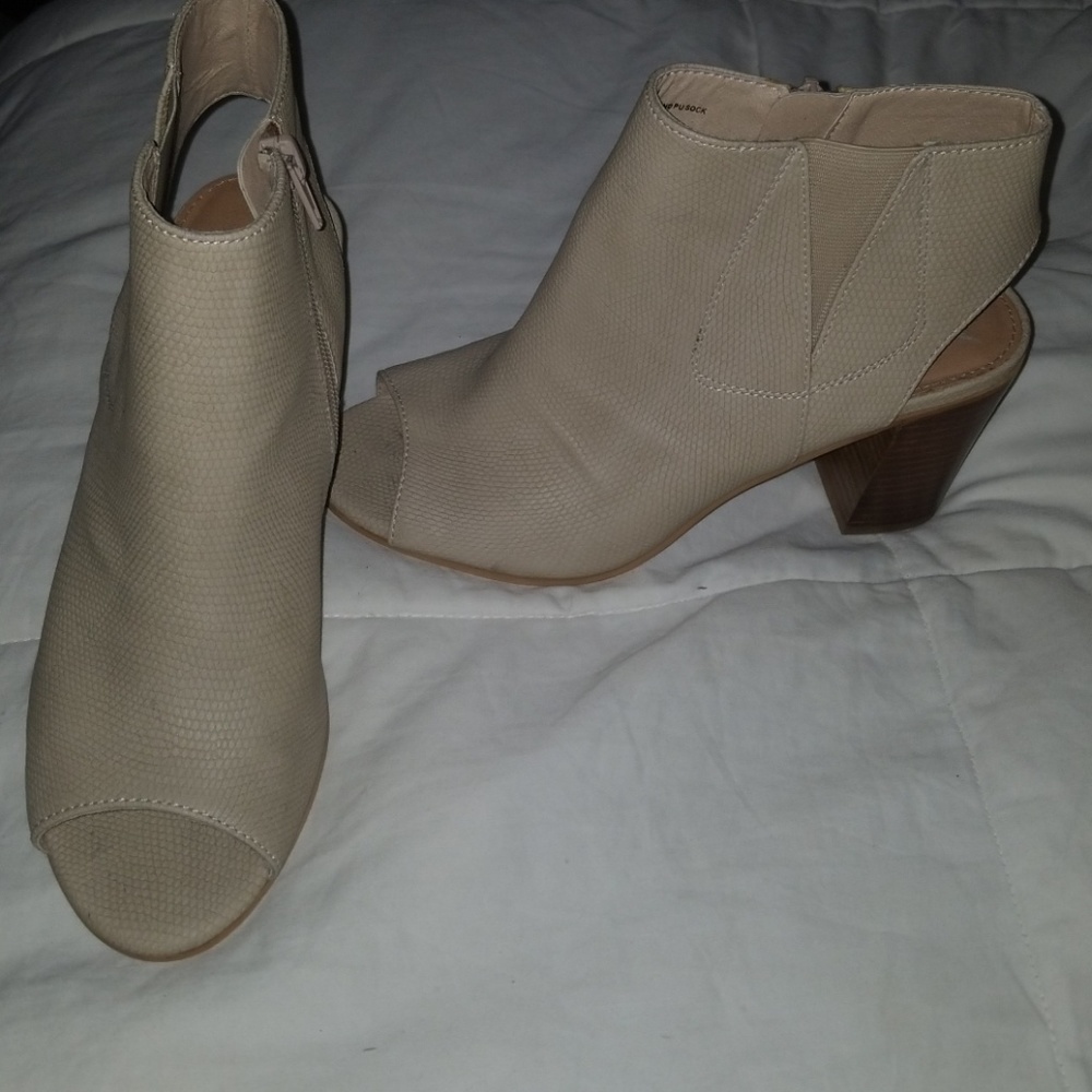 Open toes booties